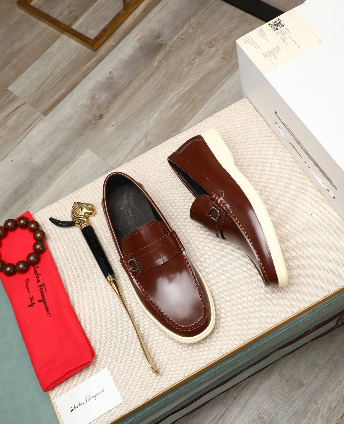 Men's shoes 💰580 📛📛(water-dyed cow lining) Salvatore Ferragamo high-end (Salvatore Ferragamo) is the top international luxury footwear brand. It comes from the fashion kingdom of Italy. It is famous all over the world for its traditional handmade design and novel styles... 🚶🏻🚶🏻New suit shoes are available simultaneously at the counter. This style is purely handmade. The fabric is imported Italian calfskin➕Soft water-dyed cowhide lining. Original authentic outsole🌀🌀Size: 38➖44 (45 46 customized)
